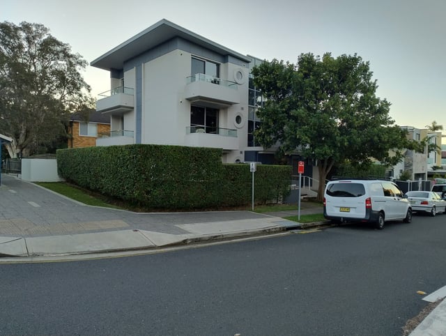 Apartment boundary hedge in Howard Ave, Dee Why — hedge trimming and garden care by Hedge Sydney